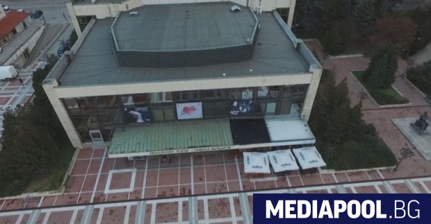 Част от покрива на театъра в Благоевград е била открадната