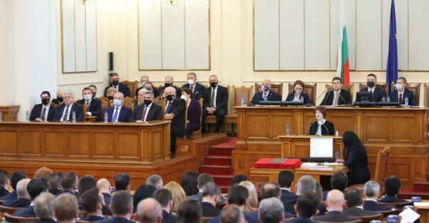 Парламентът ще гласува на извънредно заседание в понеделник предложеното коалиционно