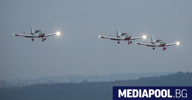 Три от четирите нови самолети Злин Zlin Z242L пристигнаха на