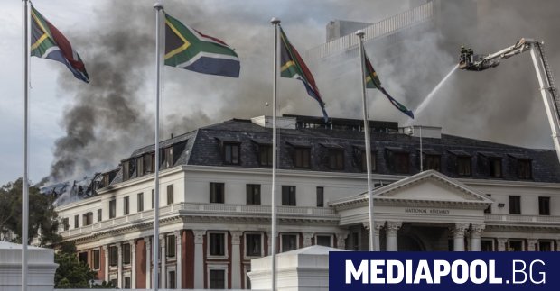 Южноафриканските власти обявиха че най накрая са овладели повторно пламналия пожар