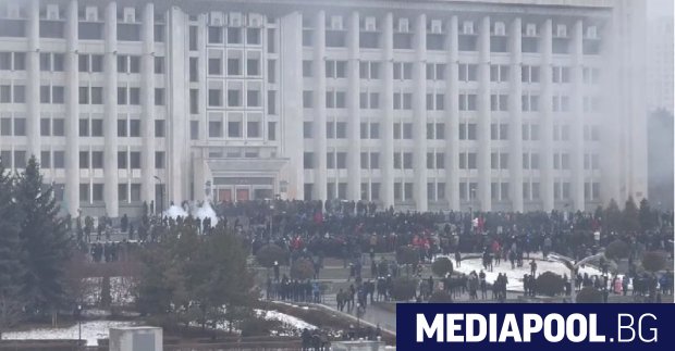 Казахстан преминава през най големите улични протести които страната е виждала