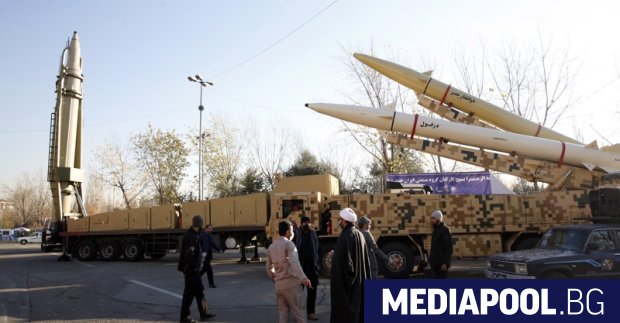 Иран изложи днес три балистични ракети на открито обществено пространство,