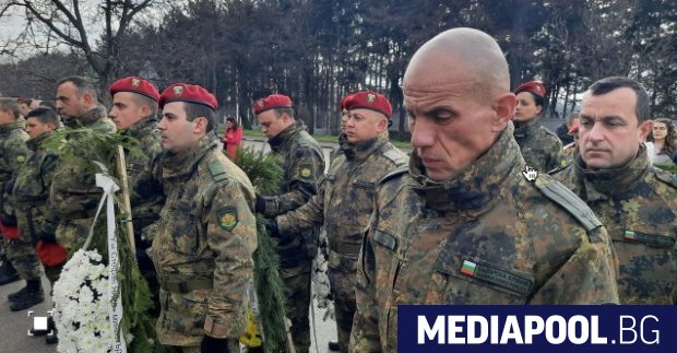 Военнослужещите от 61-ва механизирана бригада в Карлово почетоха с военни