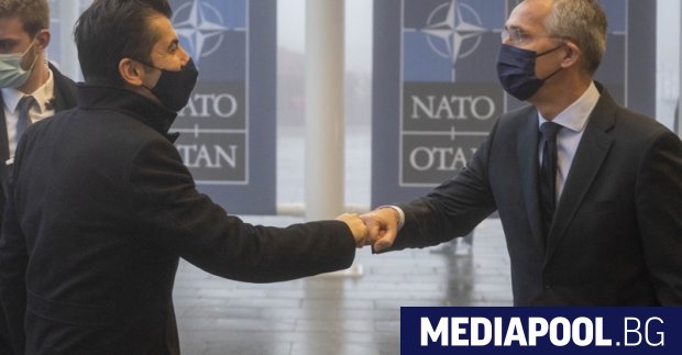 Генералният секретар на НАТО Йенс Столтенберг призова българския премиер Кирил