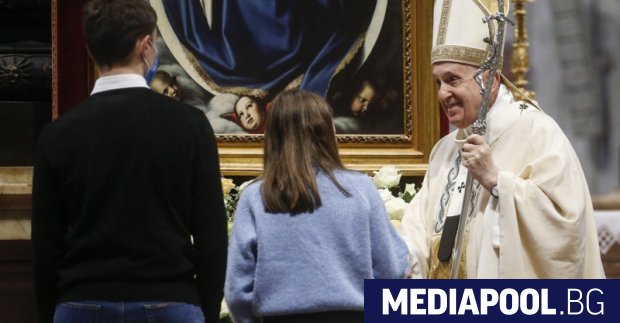 Папа Франциск се опитва да окуражи семейните двойки като признава