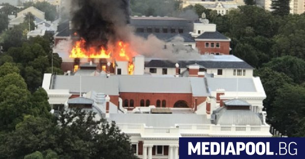 Голям пожар избухна тази сутрин в южноафриканския парламент в Кейптаун