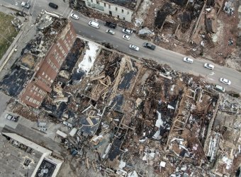 Расте броят на жертвите от опустошителната серия торнадо в Кентъки (снимки)