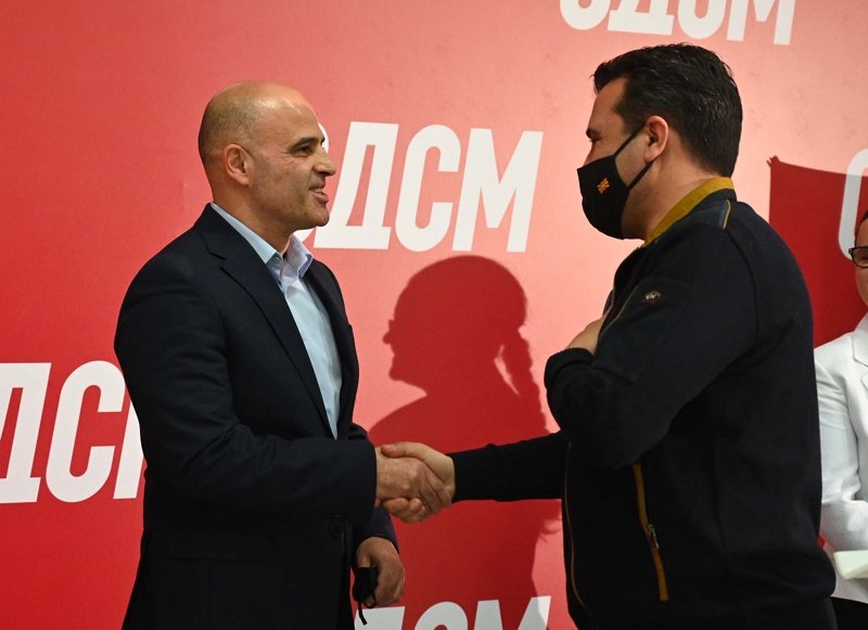 Димитър Ковчевски (ляво) приема поздравления от Зоран Заев, сн. БГНЕС
