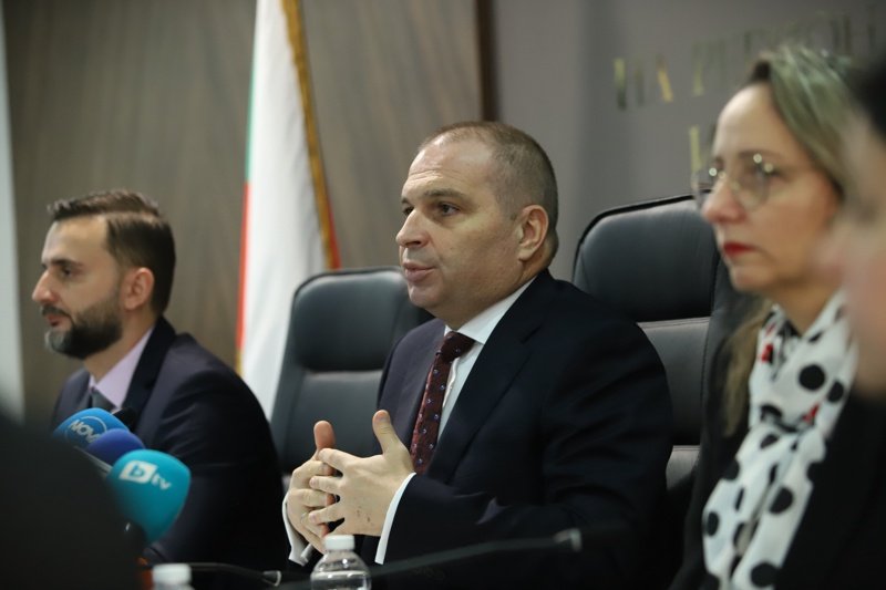 Министърът на регионалното развитие Гроздан Караджов представи екипа си - Деляна Иванова и Явор Пенчев
