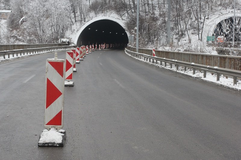 Срутване в тунел "Ечемишка" забавя ремонта до края на април 2022 г.