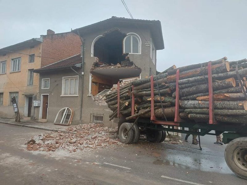 Камион с дървени трупи се вряза в къща в Белица (снимки)