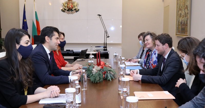 Клеман Бон (дясно) по време на срещата си с премиера Кирил Петков, сн. БГНЕС