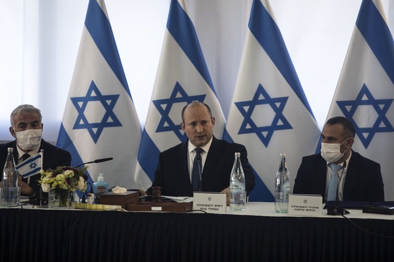 Израелският премиер Нафтали Бенет (в средата)