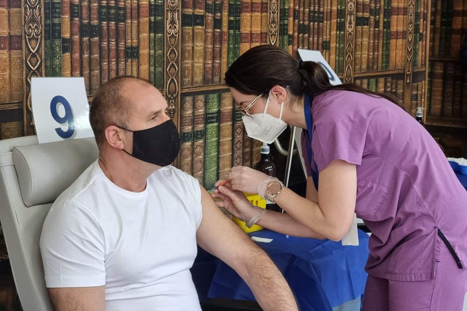 Президентът Радев си постави бустерна доза ваксина във ВМА