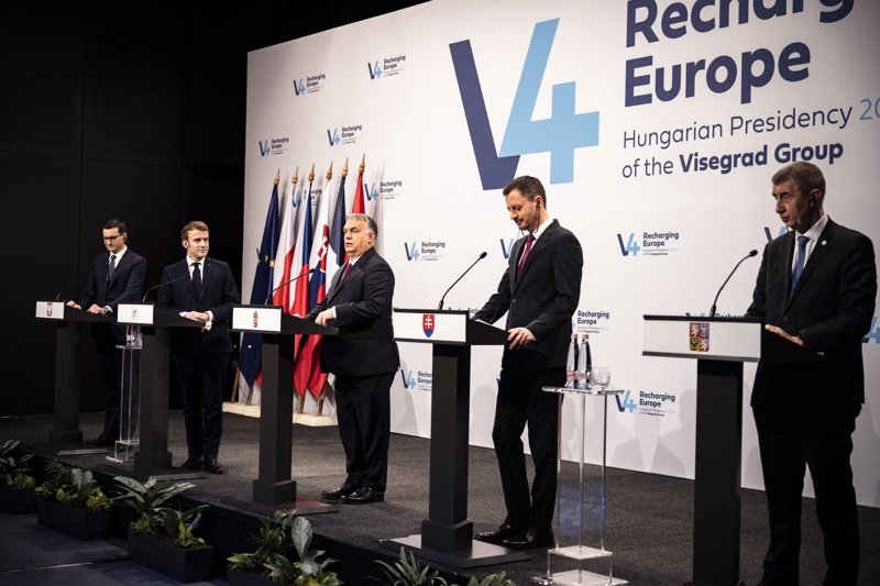 (От ляво надясно) Моравецки, Макрон, Орбан, Хегер и Бабиш