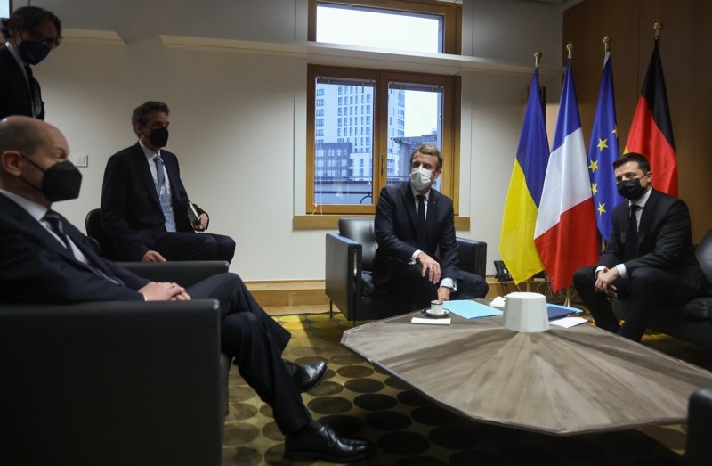 Украинският президент Володимир Зеленски (дясно) разговаря с президента на Франция Макрон (в средата) и канцлера на Германия Шолц (ляво), Сн. ЕПА/БГНЕС