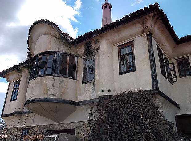 Границката къща, която е паметник на културата от местно значение, се руши от години. Община Кюстендил, която е собственик на сградата, не прави нищо за съхраняването й