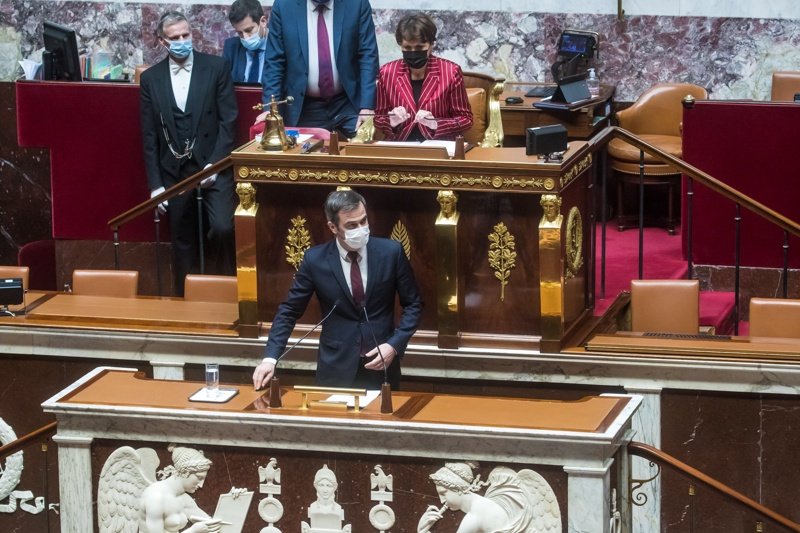 Здравният министър Оливие Веран говори пред парламента