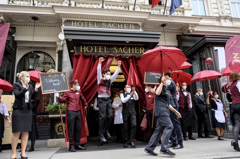 Служители на традиционния виенски хотел Sacher празнуват отварянето му след локдауна през май 2021 г. Снимка: БГНЕС/ЕПА