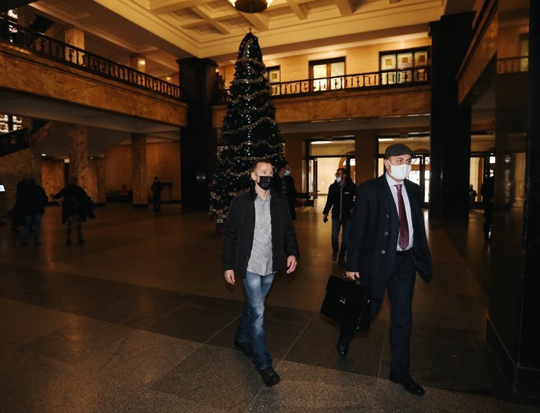 Борислав Колев (вляво) заедно с адвоката му Христо Ботев преди заседанието. Снимка: БГНЕС
