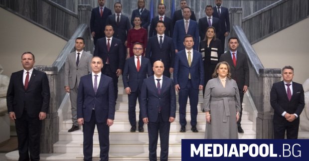 След два дена дебати Македонският парламент одобри новото правителство начело