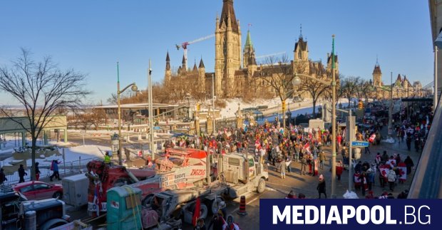 Протестите срещу задължителната ваксинация маските и локдауна събраха хиляди демонстранти