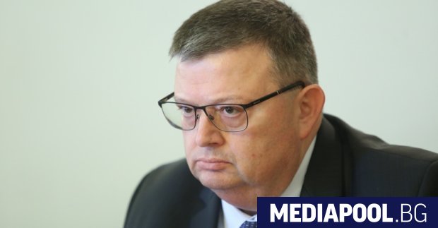 Председателят на антикорупционната комисия Сотир Цацаров е подал оставка съобщиха