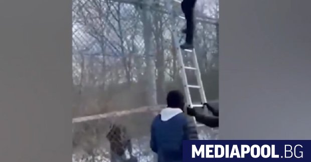 Видеоклип с инструкции как се прескача граничната ограда с Турция