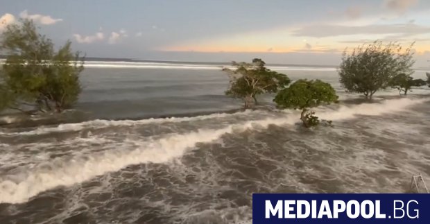 Цунами връхлетя тихоокеанския архипелаг Тонга след изригването на подводен вулкан,