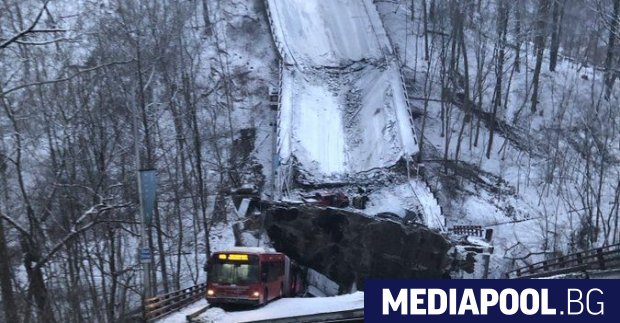 Затрупан със сняг мост в Питсбърг Пенсилвания се срути тази