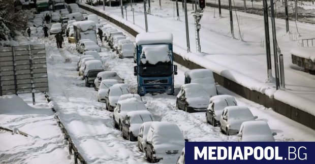 Силна снежна буря обърка в понеделник автомобилния и въздушния транспорт