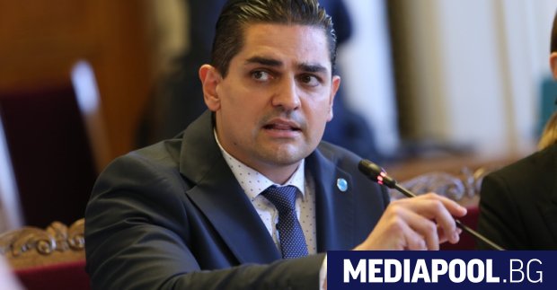 Министърът на спорта Радостин Василев ИТН ще освободи в понеделник