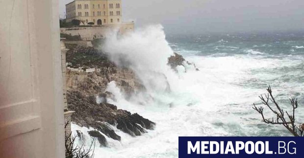 Буря наречена от синоптиците Малик обхвана Северно море и части