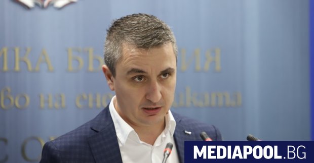 Енергийният министър Александър Николов продължи с обвиненията си срещу държавния