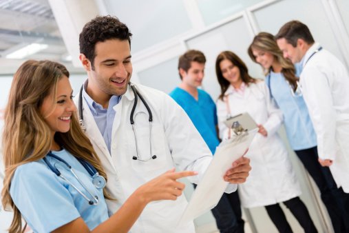 Под половината завършващи МУ-София млади медици ще търсят реализация в България