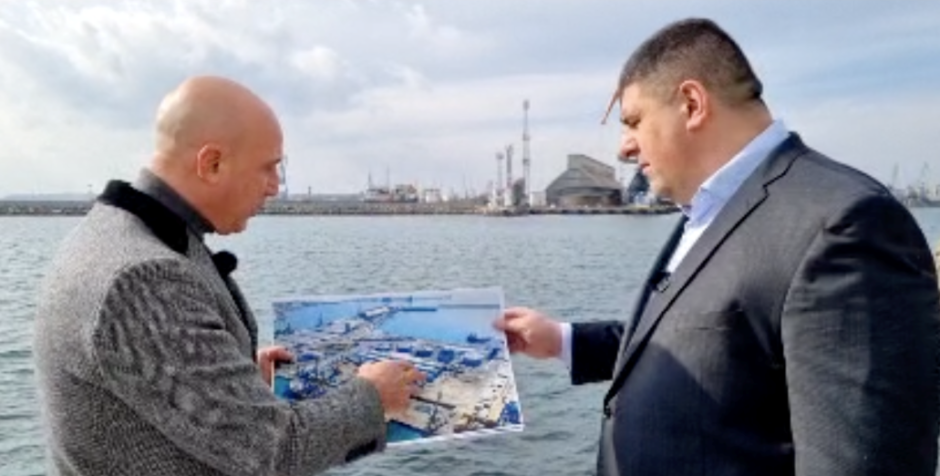 "Демократична България" съобщи за тонове опасни химикали на пристанище Бургас