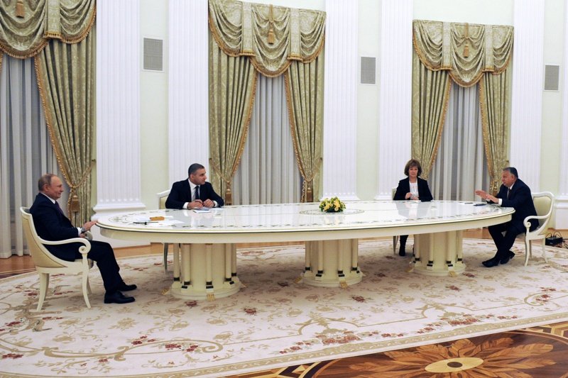 Владимир Путин (ляво) и Виктор Орбан разговарят във вторник в Москва, Сн. ЕПА/БГНЕС