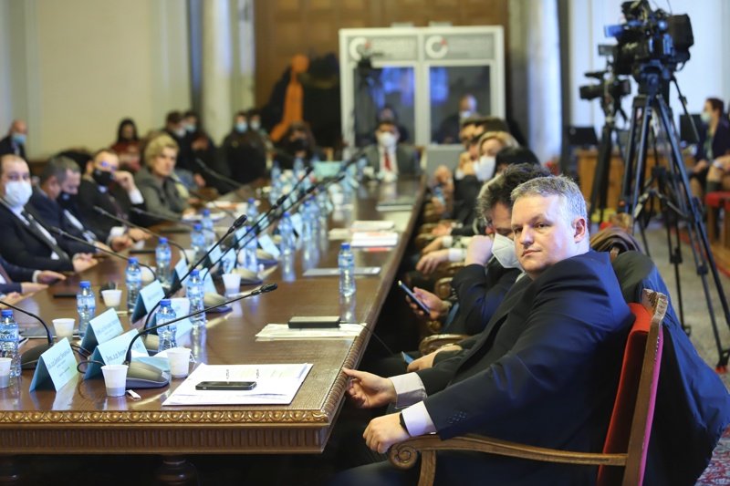 Кадър от заседанието на парламентарната здравна комисия. На преден план: председателят й Антон Тонев, сн. БГНЕС