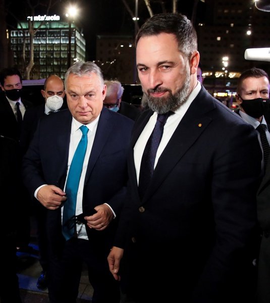 Сантяго Абакал (дясно) и Виктор Орбан по време на срещата в Мадрид, Сн. ЕПА/БГНЕС