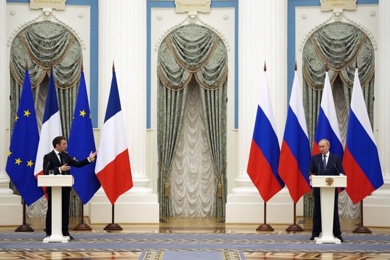 Еманюел Макрон и Владимир Путин по време на снощната пресконференция, Сн. ЕПА/БГНЕС