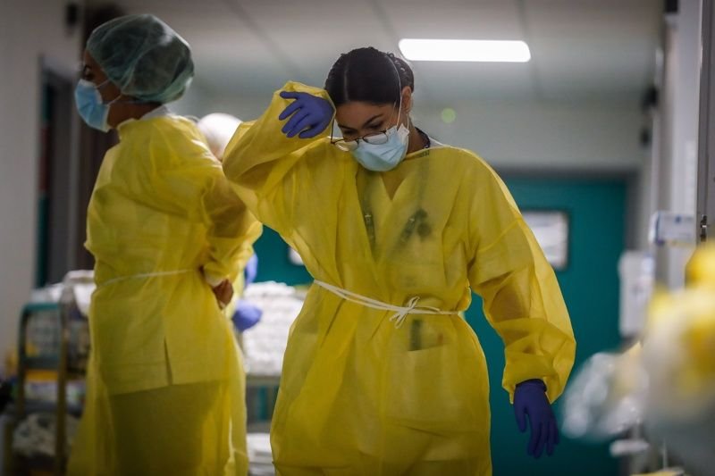 Богатите страни привличат медицински сестри за битката с Омикрон