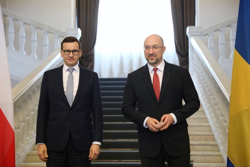 Украинският премиер Денис Шмигал (дясно) и полският му колега Матеуш Моравецки, Сн. ЕПА/БГНЕС