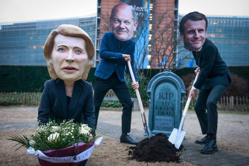 НПО-та направиха инсталация с кукли, изобразяващи председателя на ЕК Урсула фон дер Лайен, френския президент Макрон и германския канцлер Шолц как копаят гроба на зелената сделка. Снимка ЕПА/БГНЕС