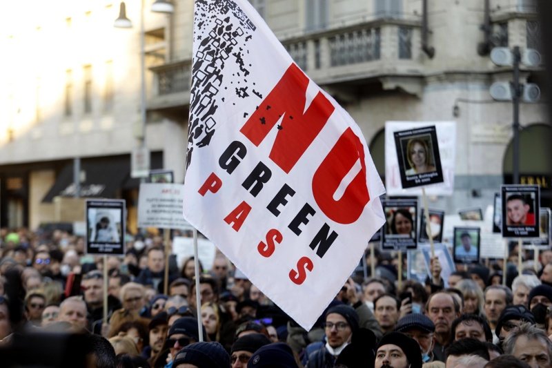  Протестът под наслов "No Green Pass" на площад "Сан Джовани" в Рим. Снимка: ЕПА/БГНЕС