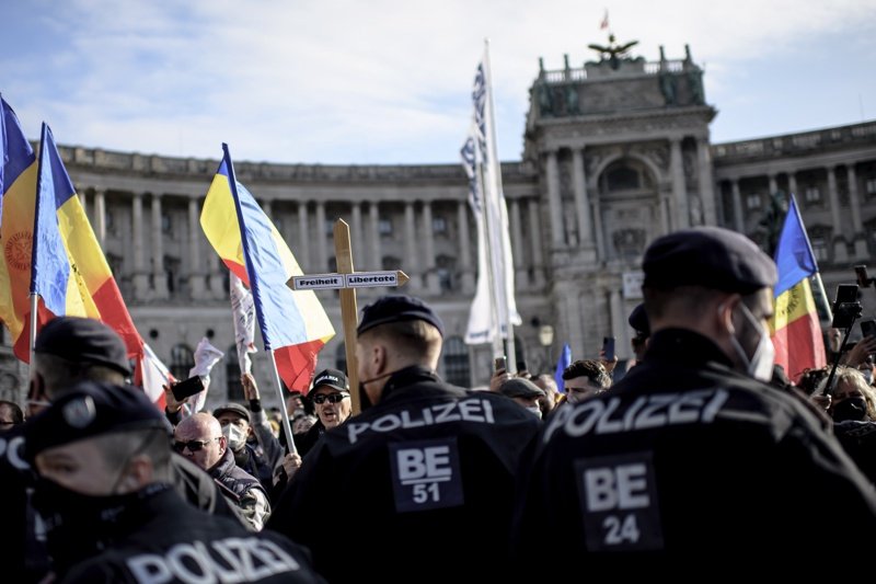 Протест срещу ограничителните мерки в Австрия. Снимка: ЕПА/БГНЕС