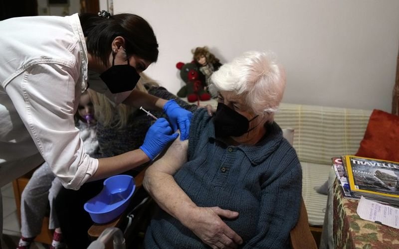 Започват да глобяват възрастните без ваксина в Гърция