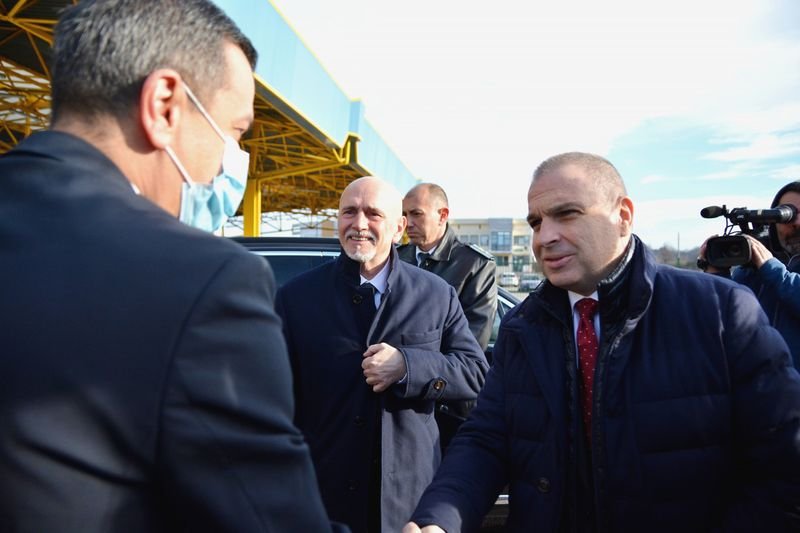 Николай Събев и Гроздан Караджов приветстват румънския министър Сорин Гриндяну, сн. МТ