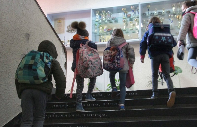 Учениците от 9 випуска в София започват присъствено втория срок