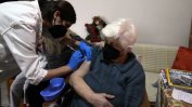 Започват да глобяват възрастните без ваксина в Гърция