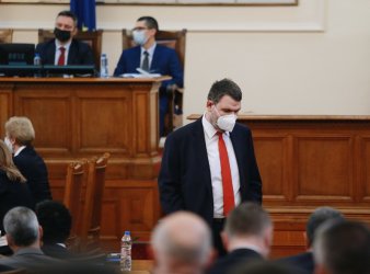 Асен Василев обещава да назначи още ревизии на Пеевски